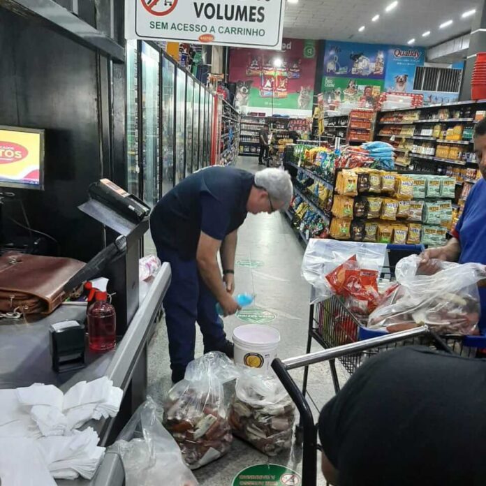 O Procon-AM autuou um supermercado por manter e comercializar produtos alimentícios e de limpeza de forma imprópria para o consumo.