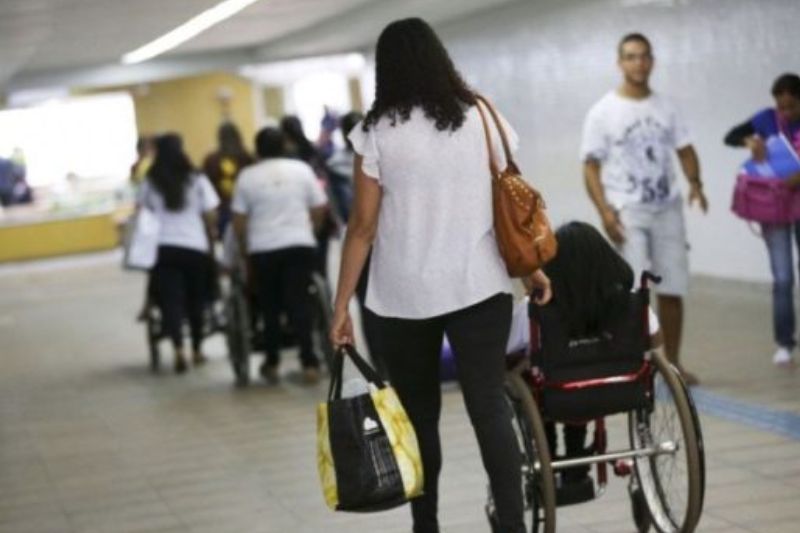 A legislação foi recentemente modificada para conceder uma carga horária reduzida de àqueles que têm filhos PcD.