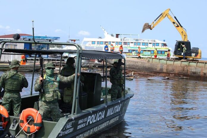 A operação para retirada de flutuantes irregulares no Tarumã-Açu, em Manaus, teve início seguindo uma decisão judicial.