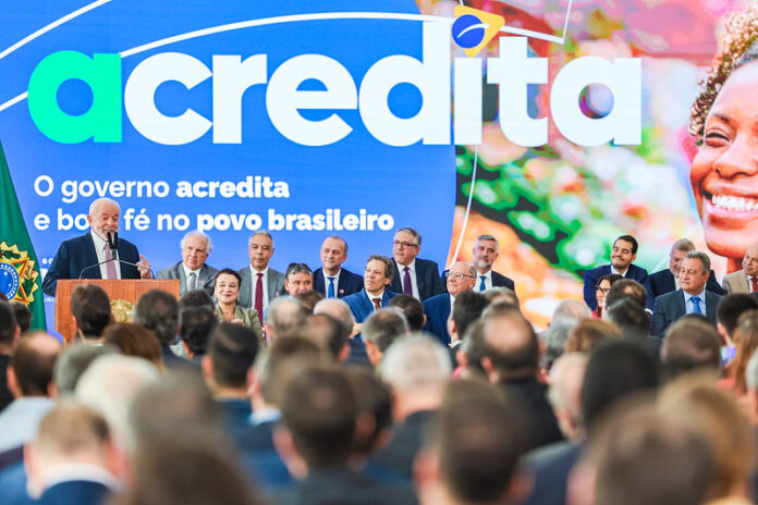 Evento de lançamento do pacote de programas Acredita, que visam facilitação de crédito e redução de dívidas de pequenas empresas.