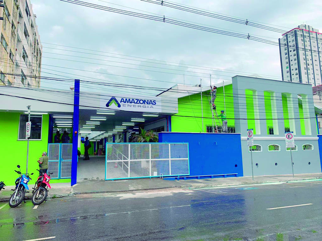 Amazonas Energia diz que situação foi normalizada na noite de domingo (14), mas ainda há relatos de falta de luz.