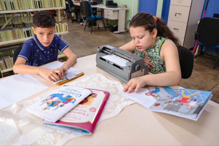 Programação especial na biblioteca é alusiva ao Dia Nacional do Braille.