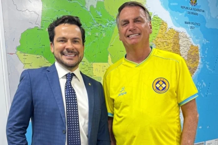 O deputado Alberto Neto (esq.) com o ex-presidente Jair Bolsonaro (dir.).