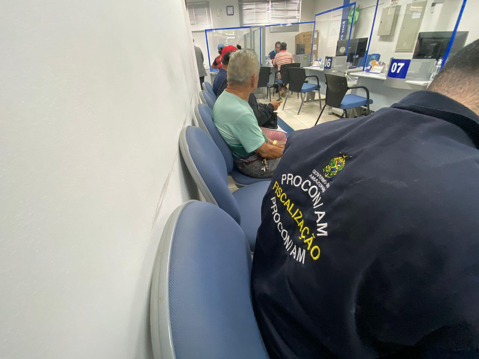 Segundo os agentes de fiscalização do Procon, clientes esperavam pelo atendimento por mais de uma hora.