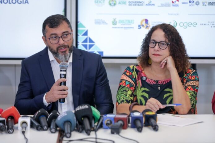 O governador do Amazonas, Wilson Lima, ao lado da Ministra da Ciência, Luciana Santos.