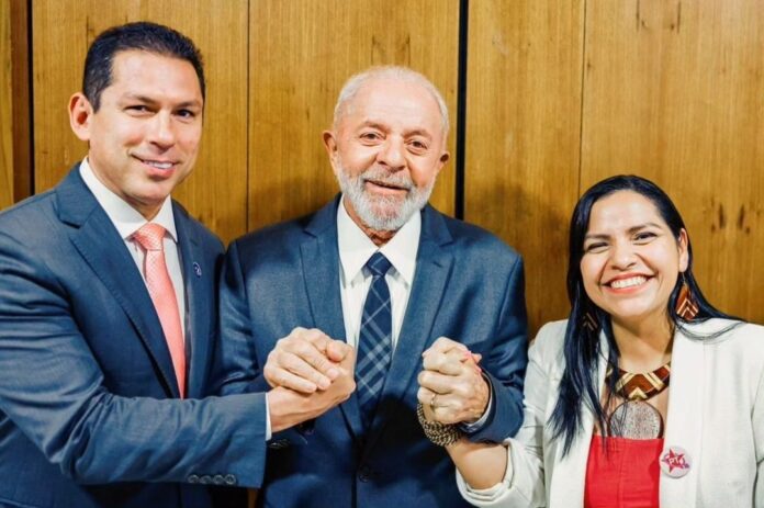 Marcelo Ramos (esq.), Lula (centro) e Anne Moura (dir.) em Brasília, logo após reunião de debate sobre candidaturas em Manaus.