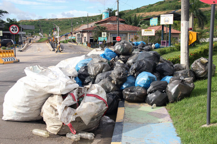 Deputado Amon Mandel descartou 4 toneladas de lixo de maneira irregular