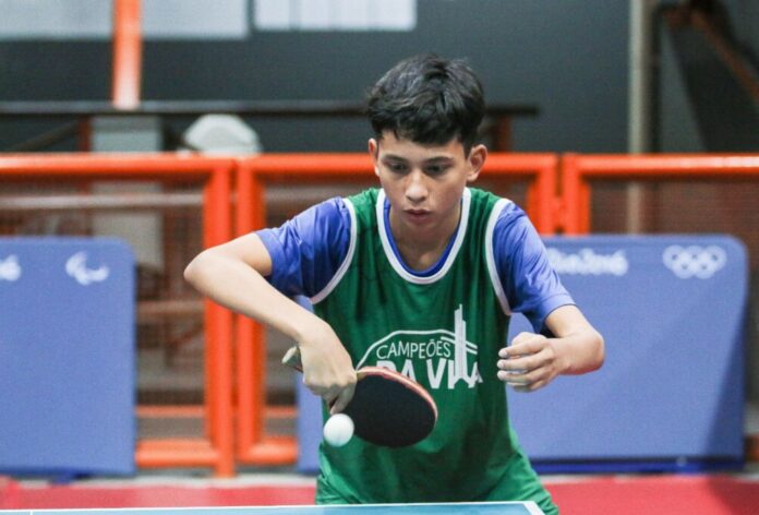 Vinícius dos Santos, de 14 anos e integrante do Pelci, destaca-se no cenário do tênis de mesa do Amazonas.