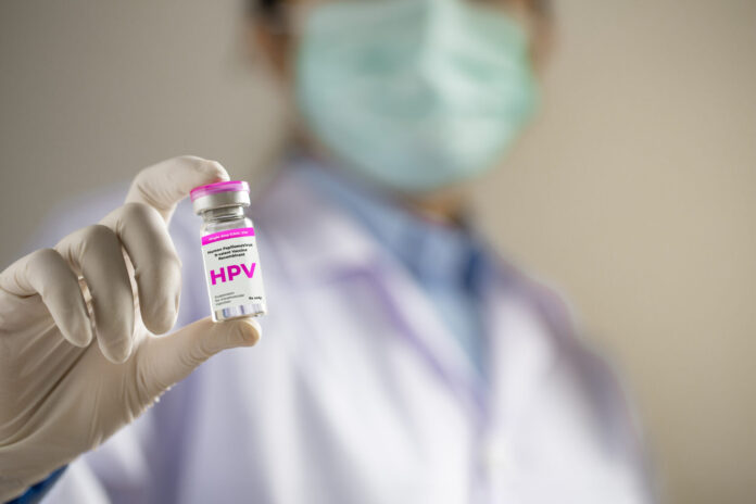 Vacina de HPV era aplicada em jovens por meio de três doses.