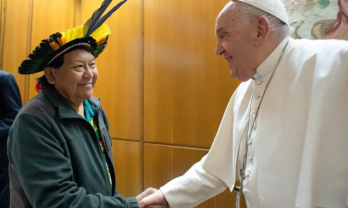 Líder indígena Davi Kopenawa com o Papa Francisco em reunião no Vaticano.