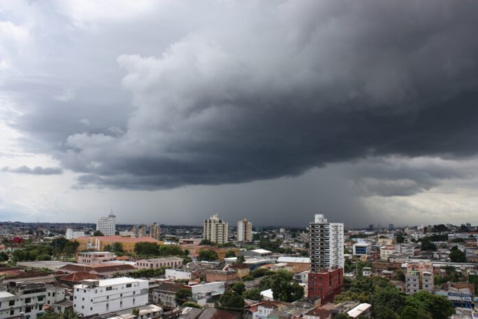 Chuvas causaram estragos e risco de acidentes em Manaus.