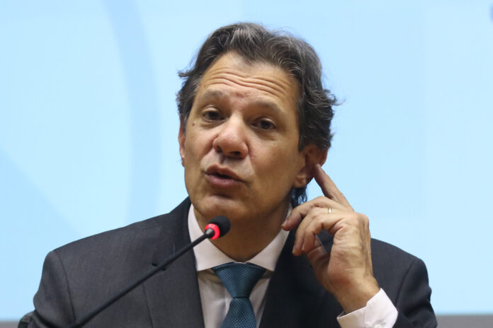 Fernando Haddad, confirmou a previsão de um salário mínimo de R$ 1.502 para o próximo ano.