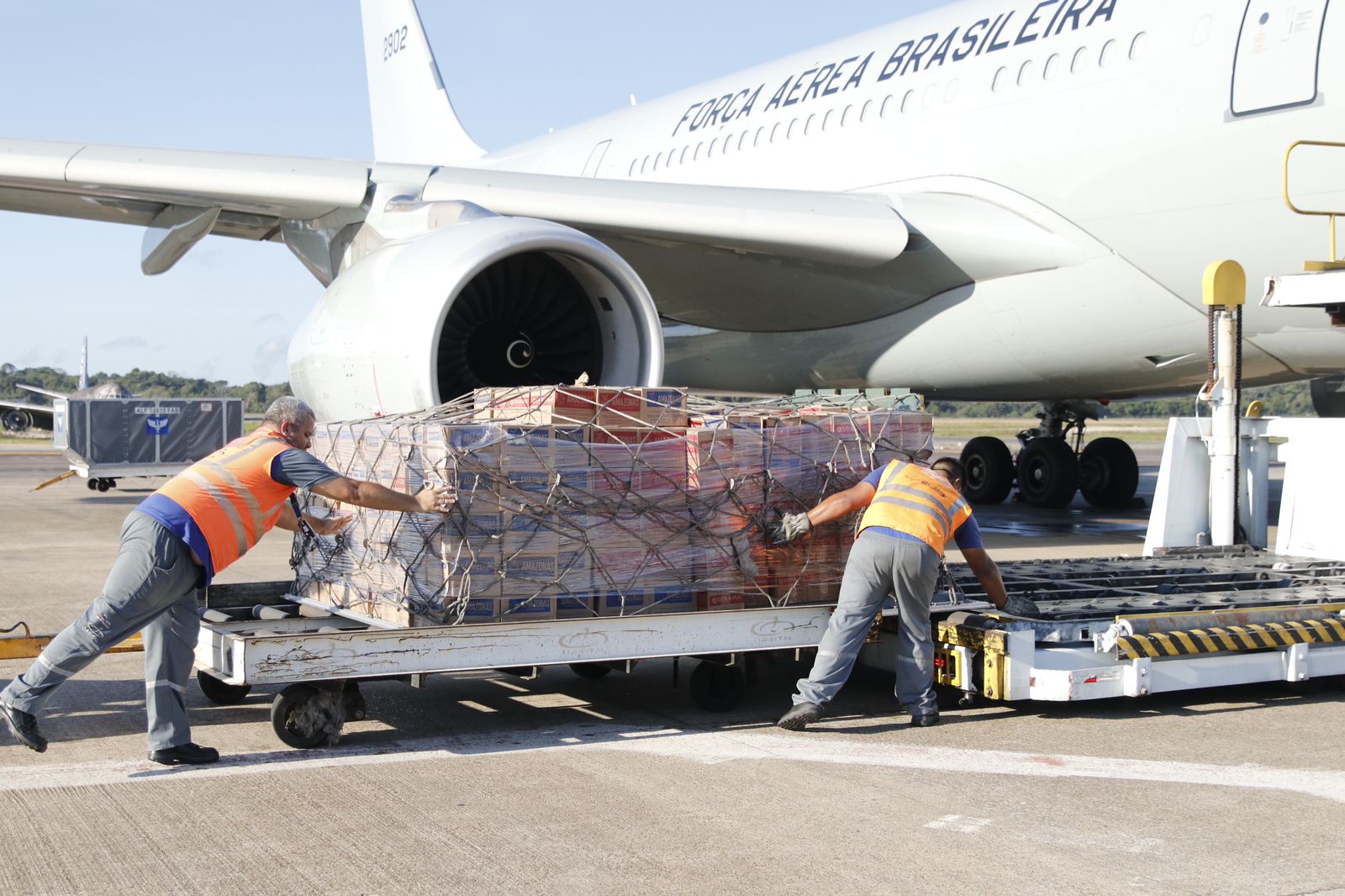 Carregamento de água prestes a ser transportado pela FAB.