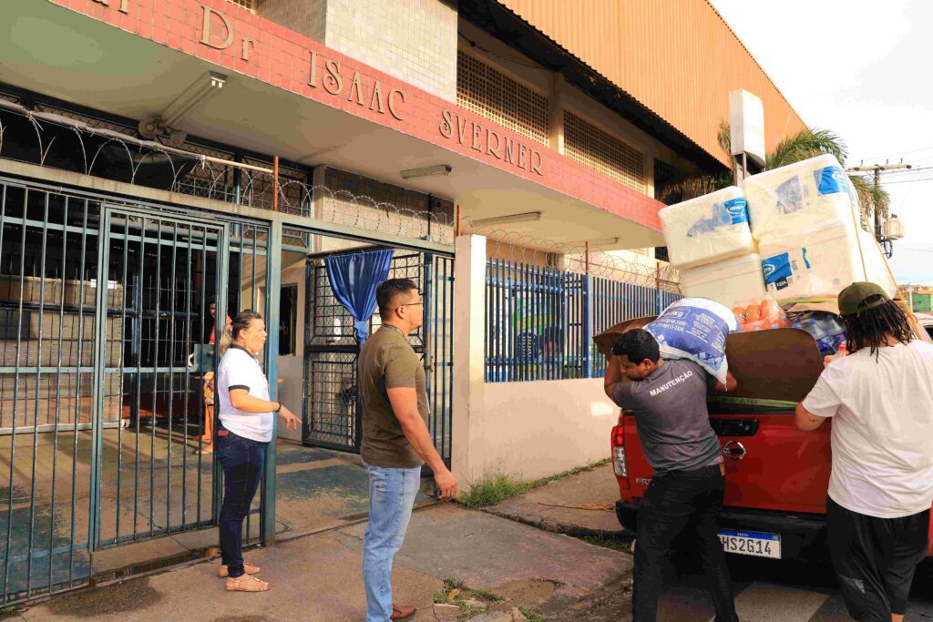 Recebimento de doações na Escola Estadual Isaac Sverner, um dos novos pontos de coleta.