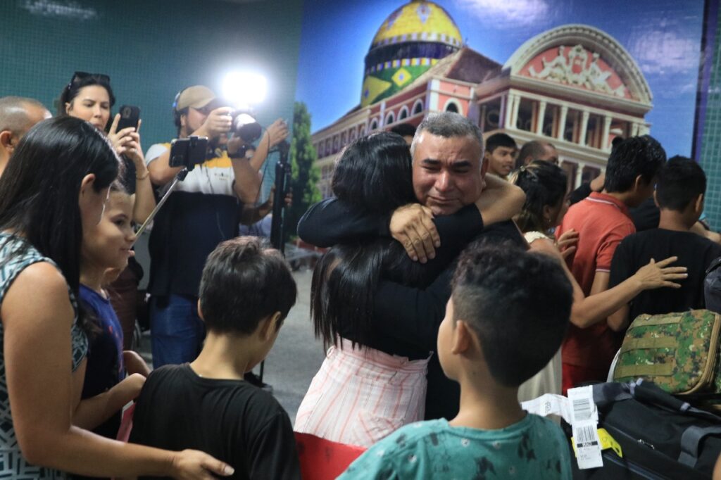 Amazonenses trazidos pela DC-AM a Manaus reencontrando suas famílias.