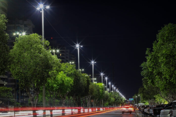 Hoje, 100% da cidade recebeu iluminação pública à LED, totalizando mais de 161 mil pontos contemplados pelo programa “Ilumina Manaus”.