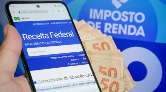 A entrega da declaração do Imposto de Renda após o prazo resulta no pagamento de uma multa.