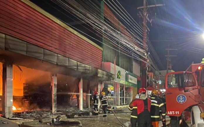 Incêndio começou na madrugada de domingo (5).