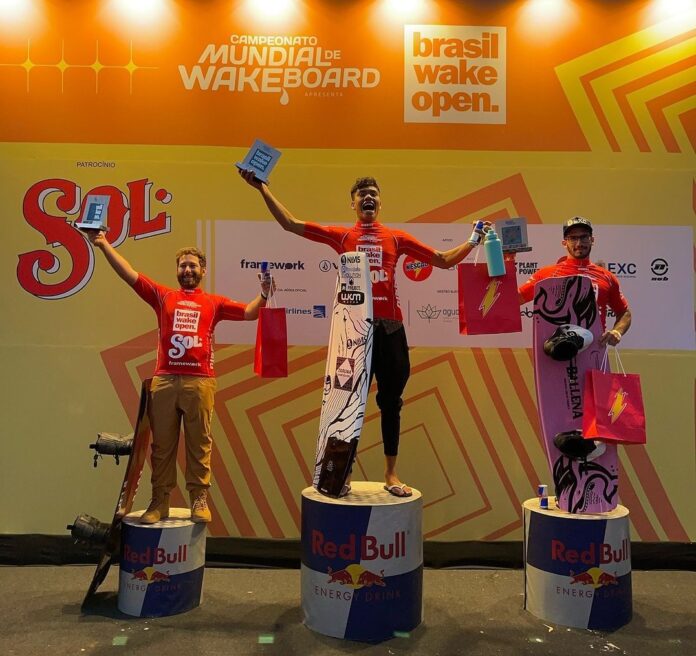 Jair Paulino, mais conhecido como Jajá do Wake, durante premiação do Campeonato Brasileiro de Wakeboard.