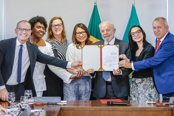 Lula e Janja durante assinatura da lei que garante sigilo de identidade a vítimas de violência doméstica.