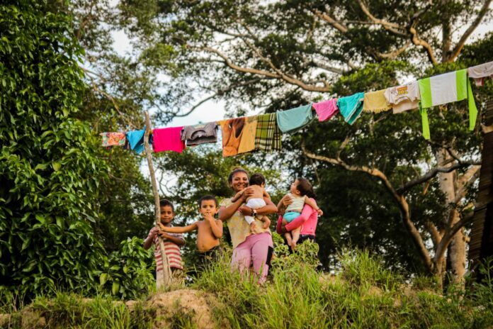 Mães ribeirinhas transformam suas comunidades com apoio de projetos sociais