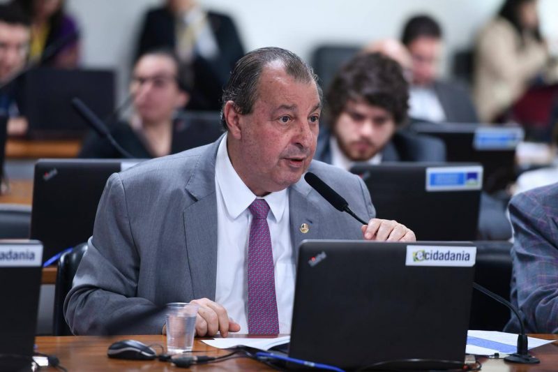 O senador Omar Aziz (PSD-AM) anunciou sua oposição à PEC 03/2022, que visa transferir terrenos de marinha para particulares.