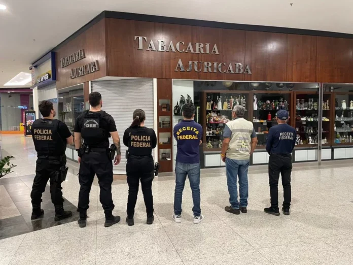 Policiais Federais em uma das tabacarias que tiveram produtos apreendidos.