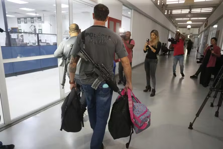 Operação da Polícia Civil do RJ tem como alvo um dos maiores esquemas de tráfico de drogas do estado.
