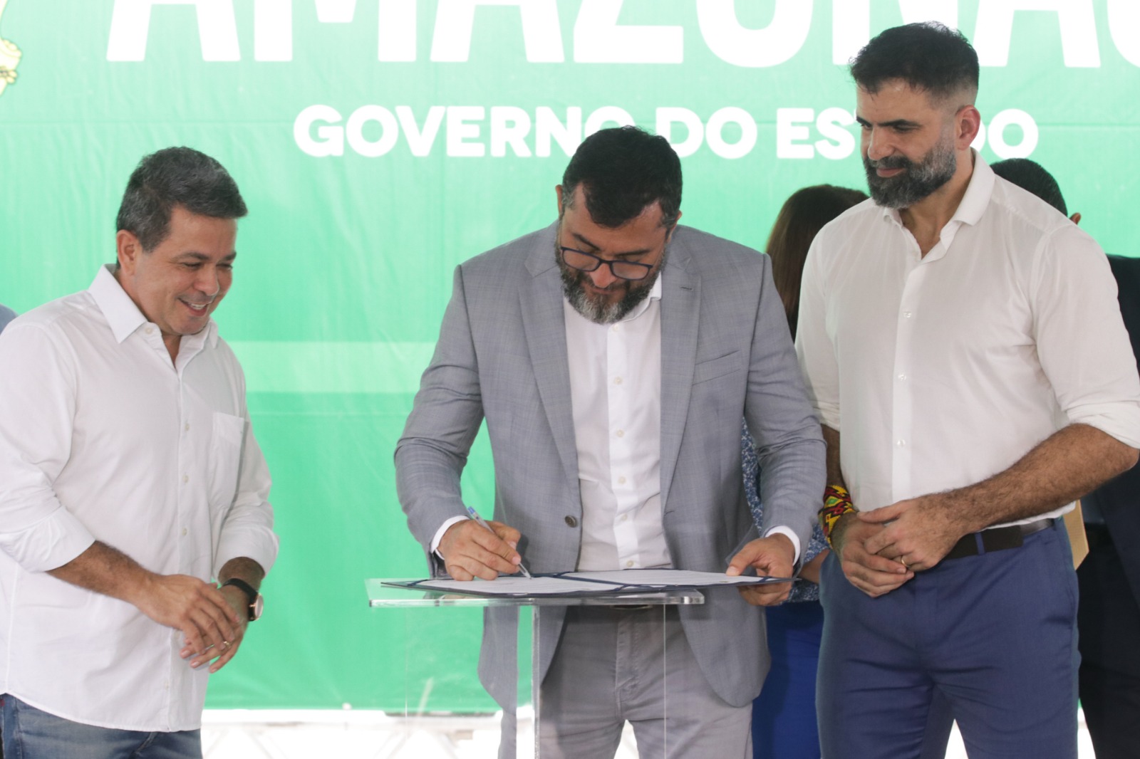 Governador Wilson Lima assinando a aprovação de 21 projetos de REDD+ no Amazonas.