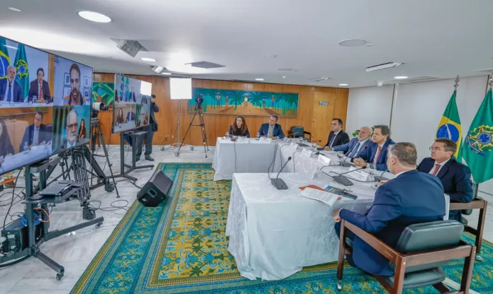 Reunião de representantes do Governo Federal e do governo do Rio Grande do Sul para discussão da dívida do estado.