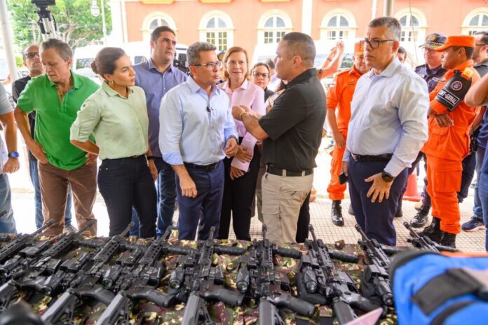 Vice-governador Tadeu de Souza durante entrega de armamentos.