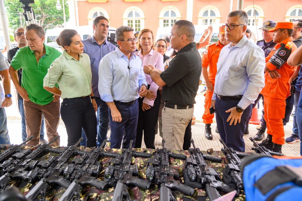 Vice-governador Tadeu de Souza durante entrega de armamentos.