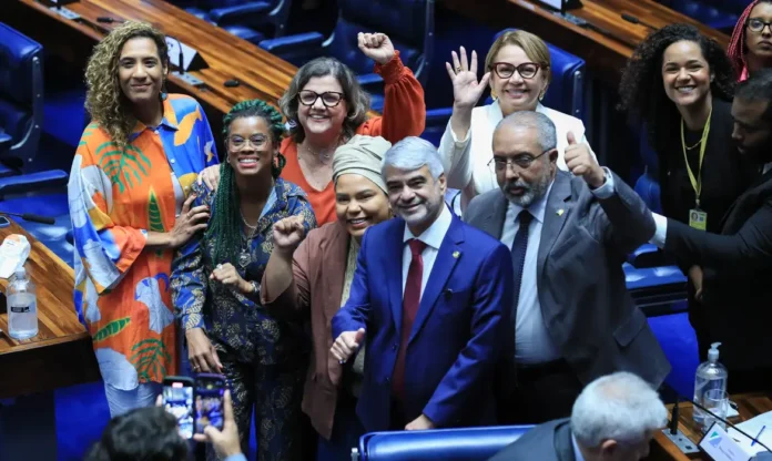O senador Humberto Costa, relator do projeto votado pelo Senado, junto com a Ministra da Igualdade Racial, Anielle Franco, e outros representantes do movimento pró-cotas.