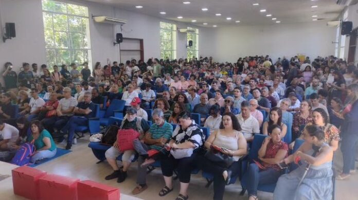 Assembleia de discussão sobre a greve dos professores no Campus-sede da Ufam, em Manaus.