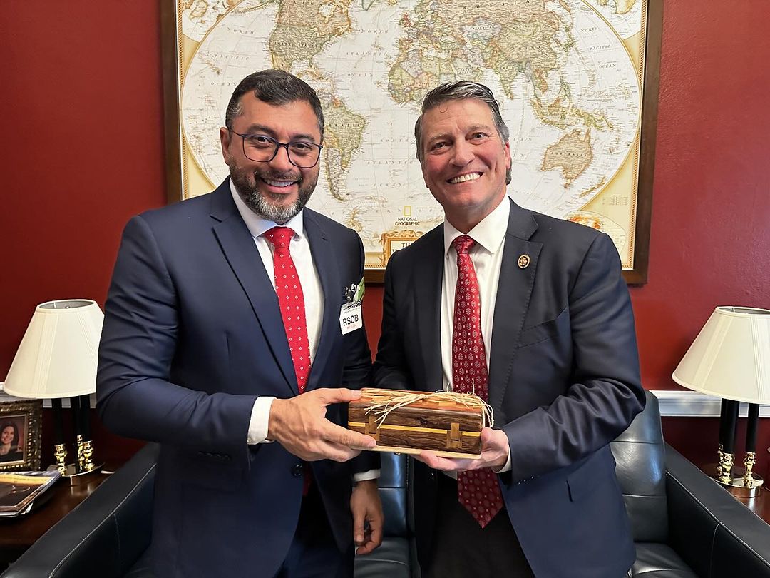 Wilson Lima com o congressista estadunidense Ronny Jackson durante reunião de discussão de um consulado do EUA no Amazonas.