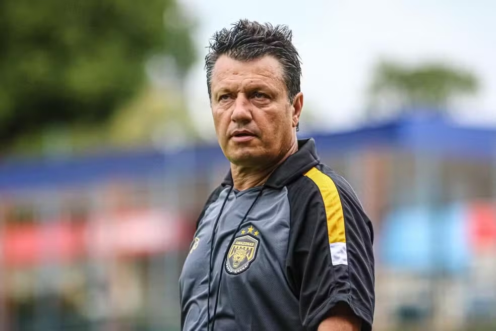 Adilson Batista durante atuação como técnico do Amazonas FC.
