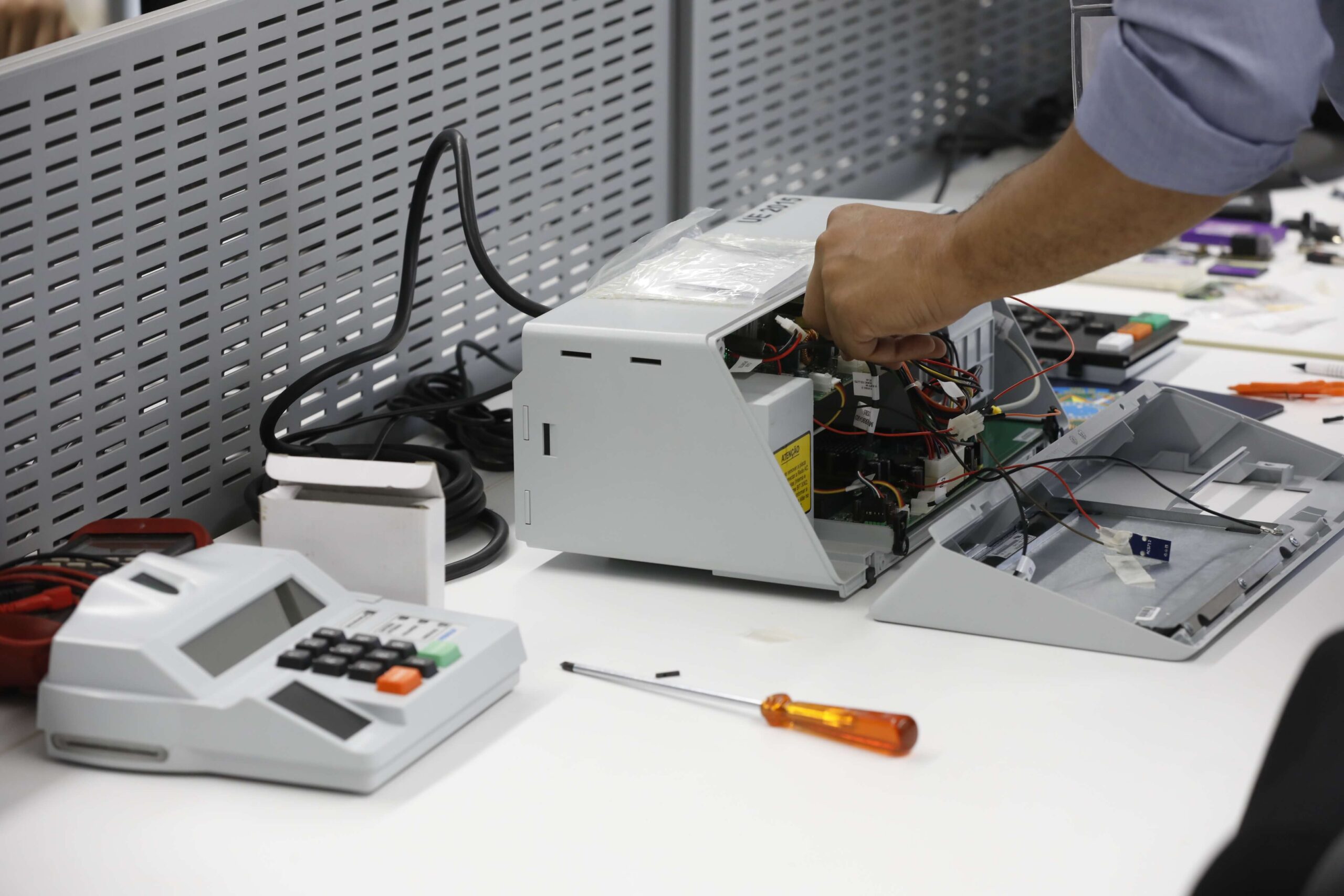 Teste em uma urna eletrônica.