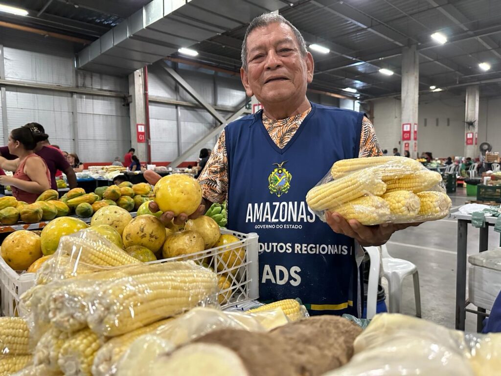 Produtor em feira da ADS.