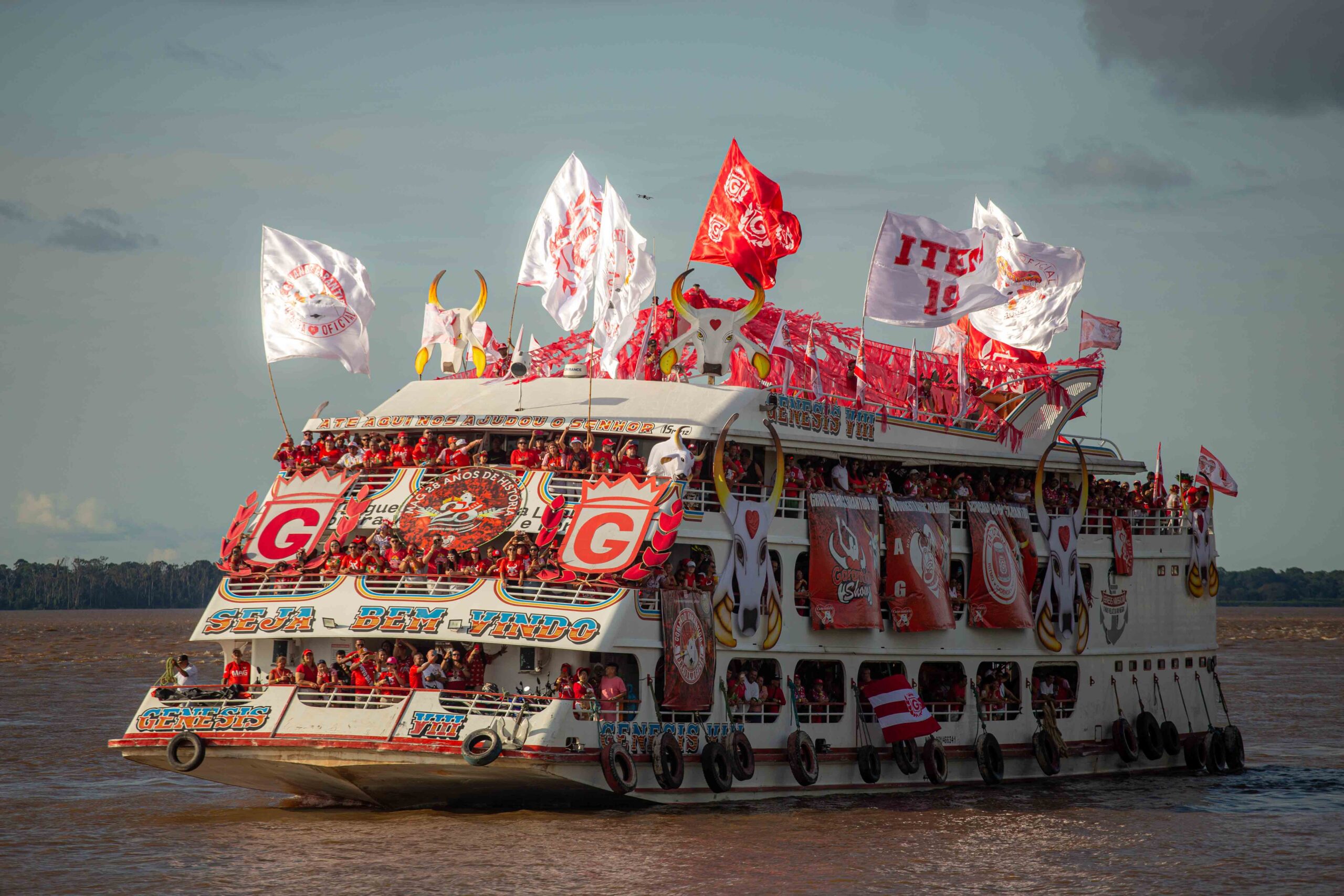 As torcidas organizadas de Caprichoso e Garantido já chegaram à Ilha da Magia, marcando o início das celebrações do Festival de Parintins.