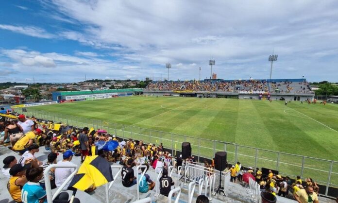 Estádio Carlos Zamith precisou passar por modificações para entrar nos requisitos da Série B do Brasileirão.