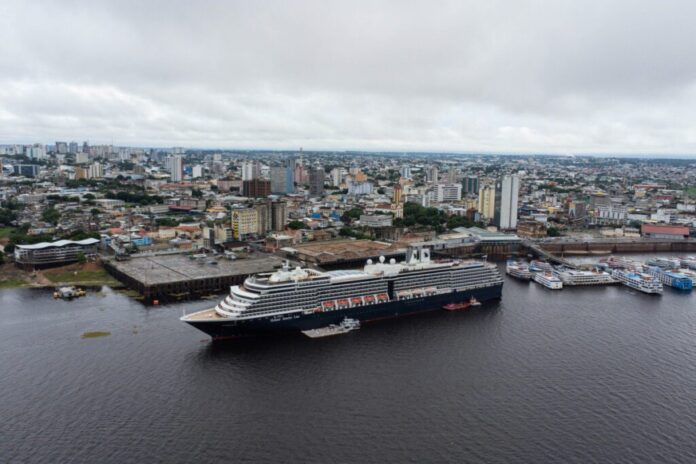 Chegada do navio Zuiderdam, um dos maiores que visitaram Manaus na temporada de cruzeiros 2023/2024.