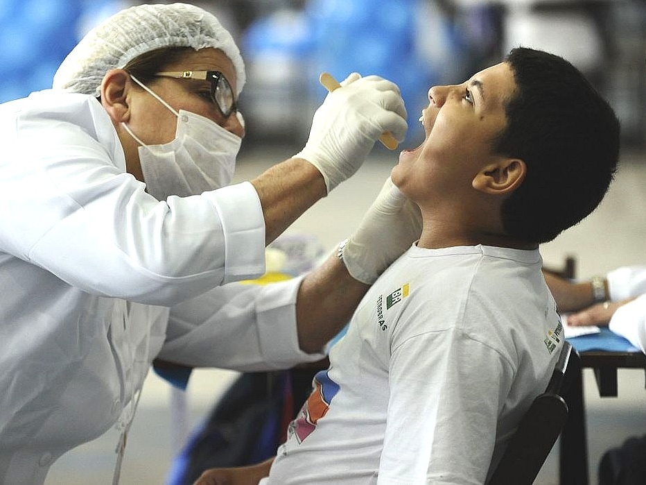 Acesso a saúde bucal no Brasil cresceu, mas continua baixo.