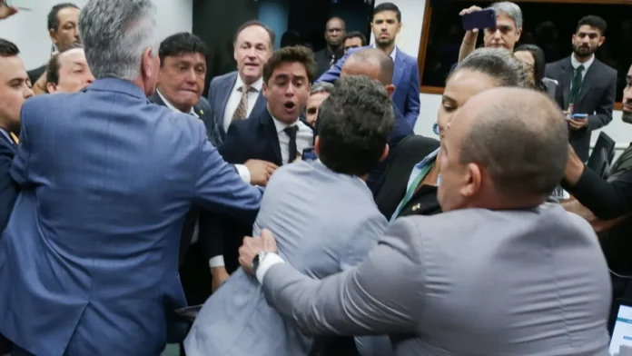 Deputados Nikolas Ferreira (PL-MG) e André Janones (Avante-MG) durante briga na Câmara dos Deputados no dia 5 de junho.