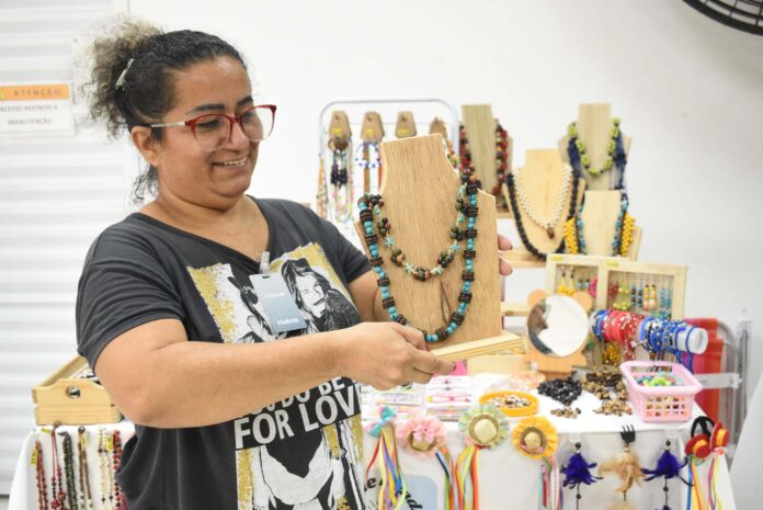 Artesãos apoiados pela Prefeitura de Manaus, através da Semtepi, alcançaram um faturamento histórico de R$ 1.005.555,81 nas feiras de artesanato.