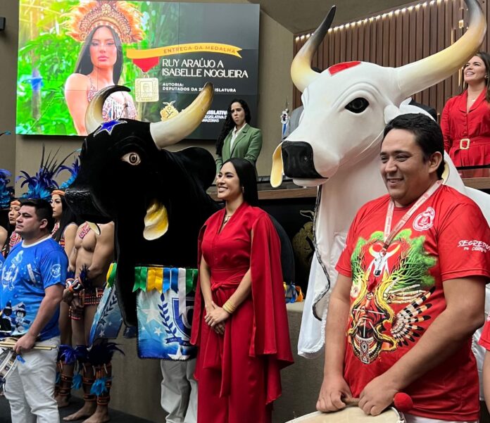 Isabelle Nogueira com representantes dos bois Garantido e Caprichoso na Aleam.