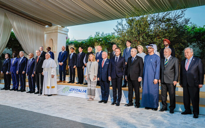 Líderes mundiais posando para foto oficial do G7.