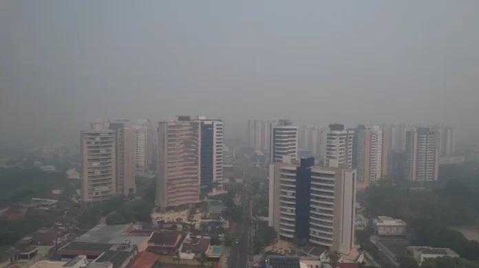 Manaus tomada por fumaça, em crise de qualidade do ar em 2023.