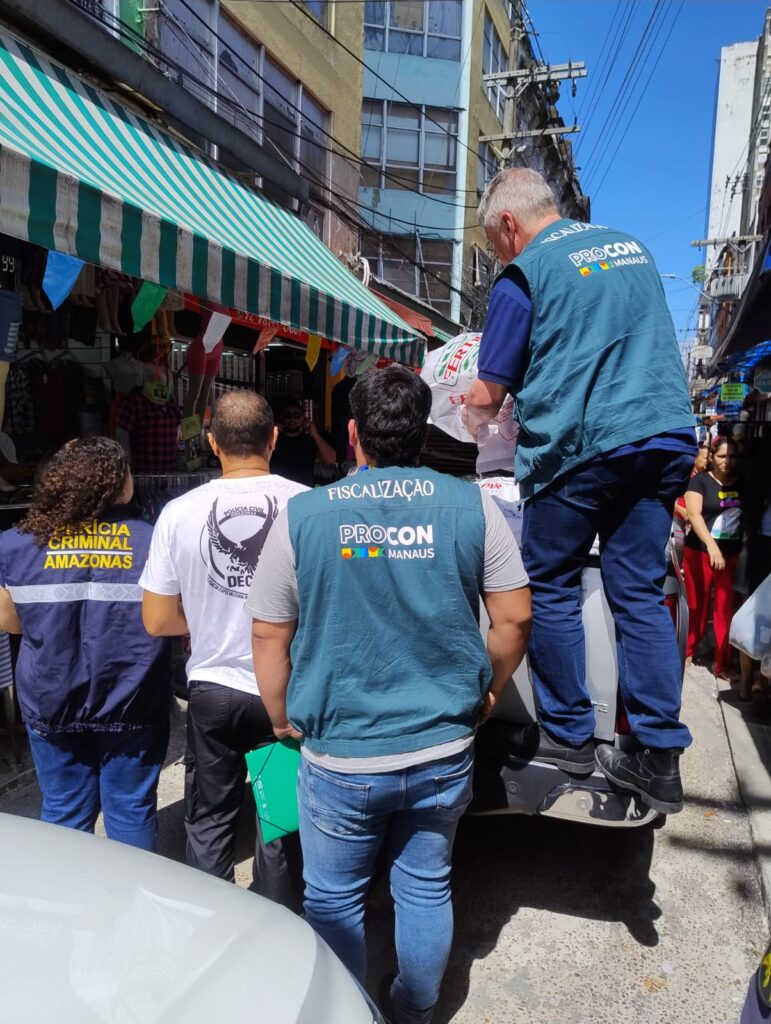 Operação aconteceu em lojas do Centro de Manaus.