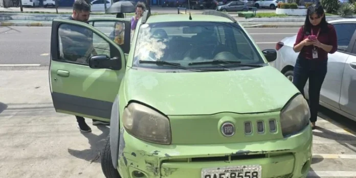 Carro de Djidja Cardoso, um Mobi Verde, após ser encontrado pelas autoridades.