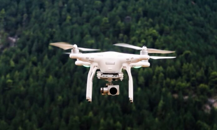 O Governo do Amazonas implementará drones com alto-falantes e um aplicativo para prevenir os efeitos de desmatamentos e queimadas.